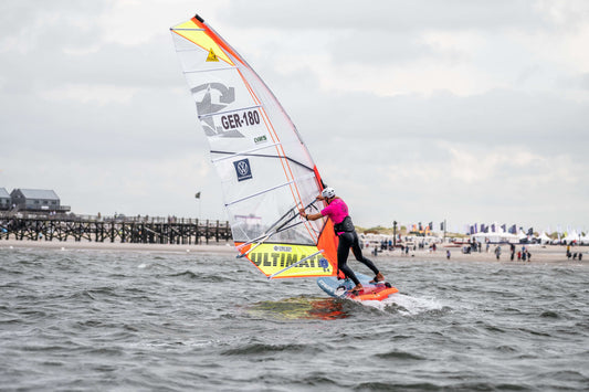 Windsurfer auf dem Meer