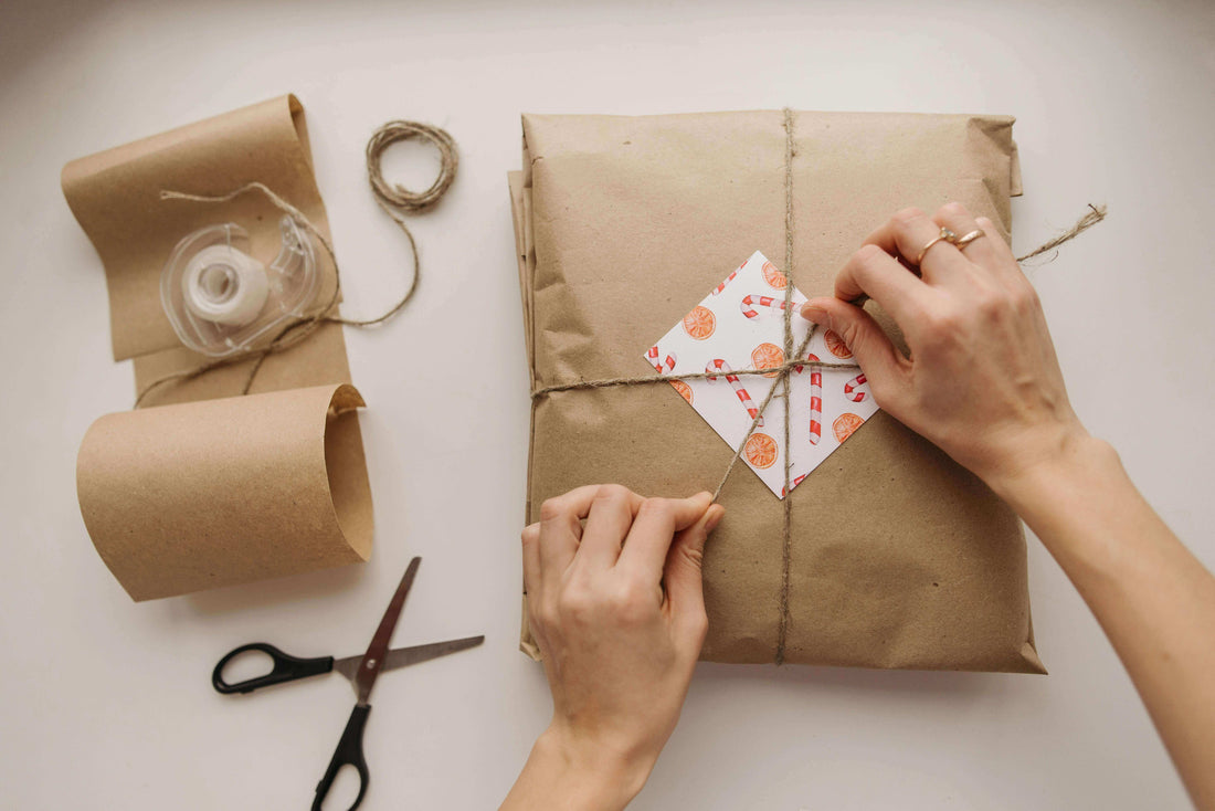 Geschenk in nachhaltiger Papierverpackung
