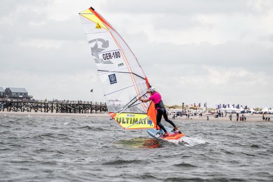 Windsurfer auf dem Meer